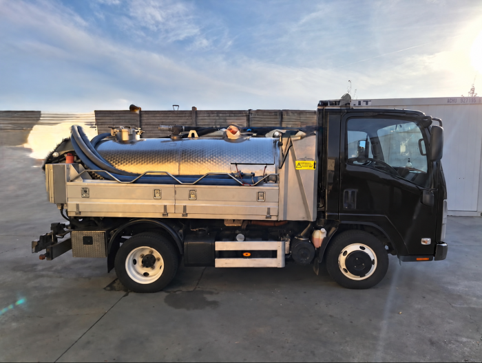 Camion con fiancate argentate senza scritte